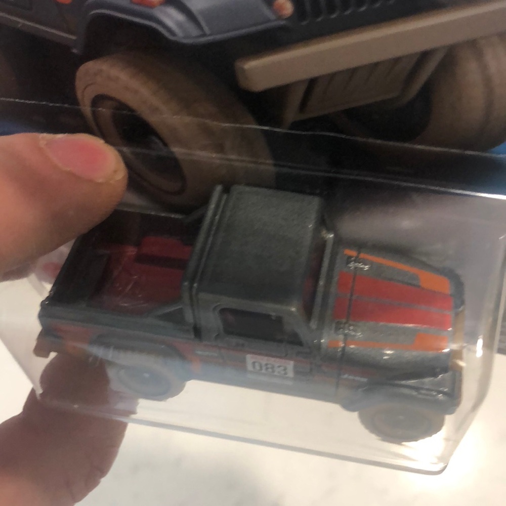 Jeep Scrambler Silver - Picture 3 of 8